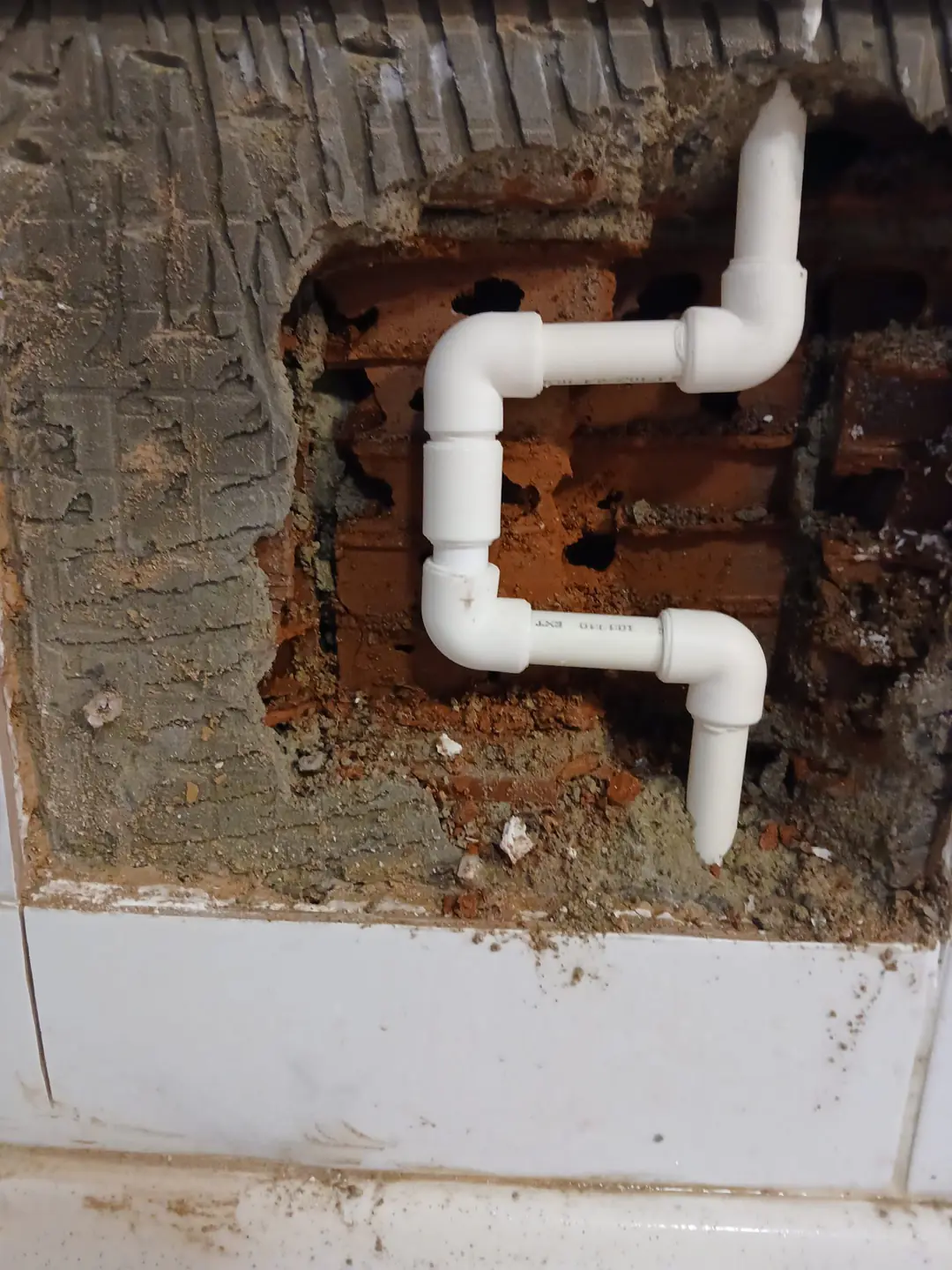 Banyo tuğla duvarı içinde dikey PPRC su borusu noktasal kaçak tamiri