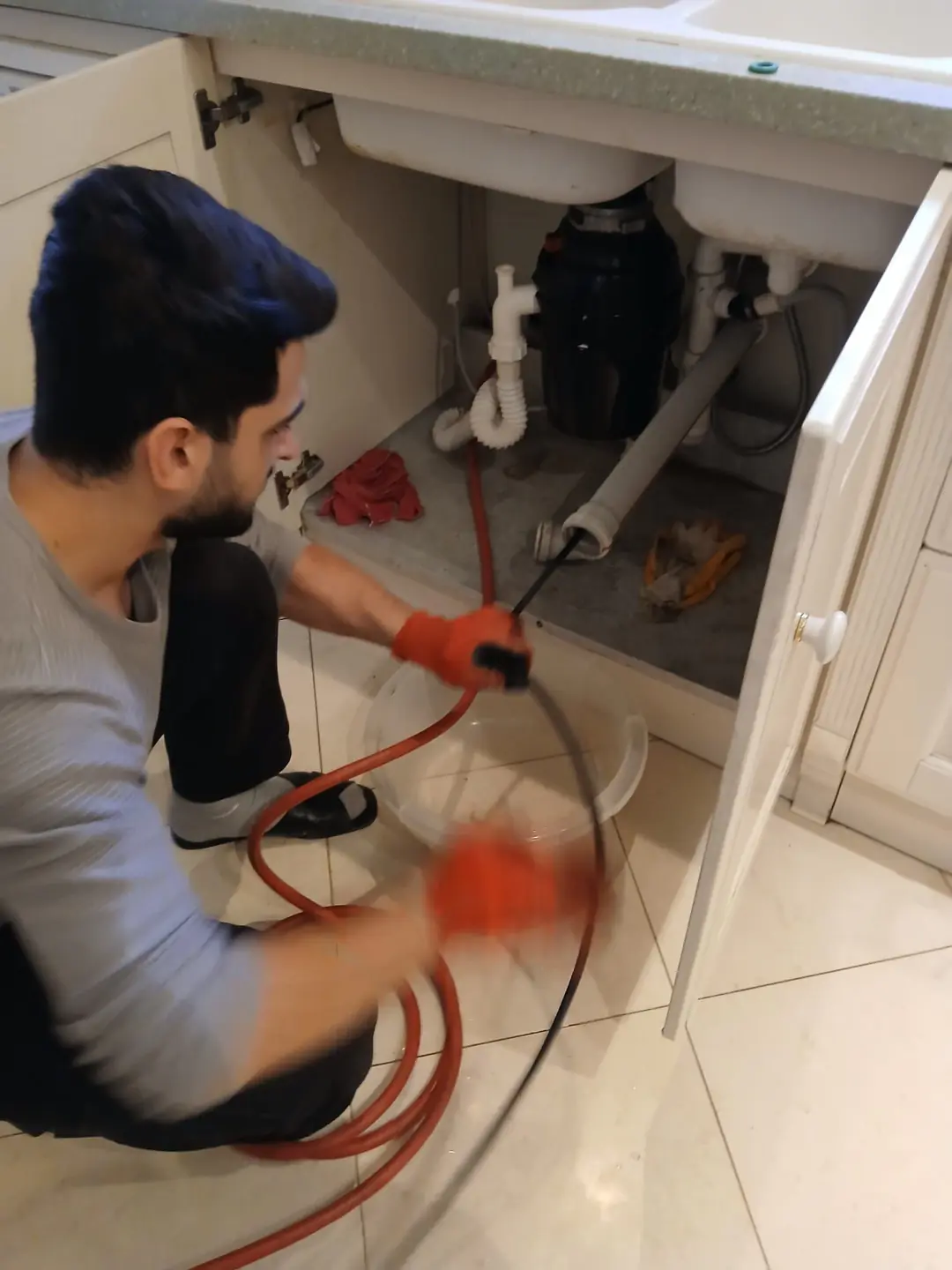Turkuaz Tesisat ustası mutfak tezgahı altında pimaş gider hattına kırmadan robot spiral makine uygularken